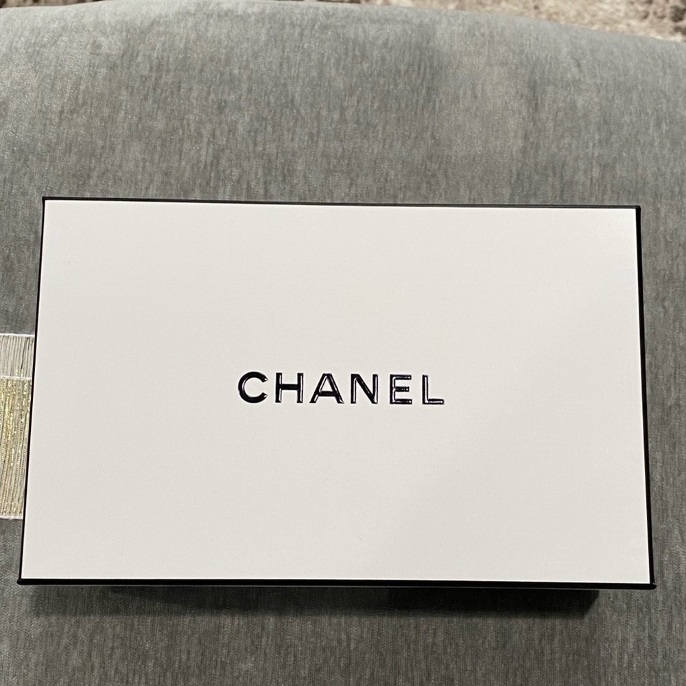 CHANEL - Picture 2 of 5